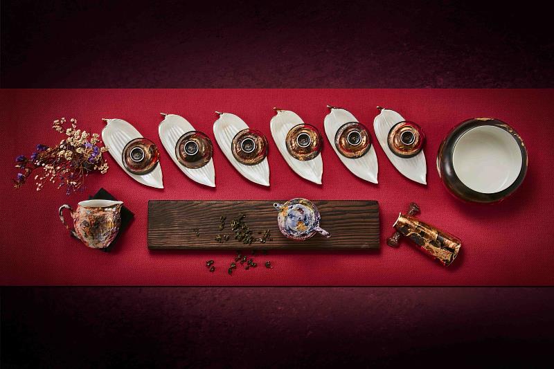 徐瑞芬瓷繪作品〈黑曜金茶具組〉