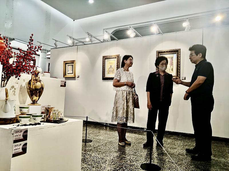 竹美館葉于正館長(右)為總統府張博雅資政(中)導覽解說、藝術家徐瑞芬(左)陪同