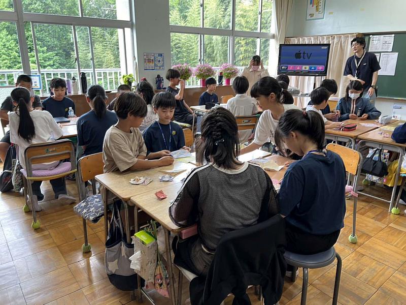 學生於日本教室和日本學伴一起學摺紙
