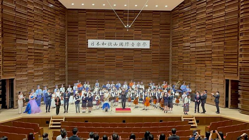 東園及陽光學生在和歌山音樂祭與其他團體合奏「你是我的花朵」