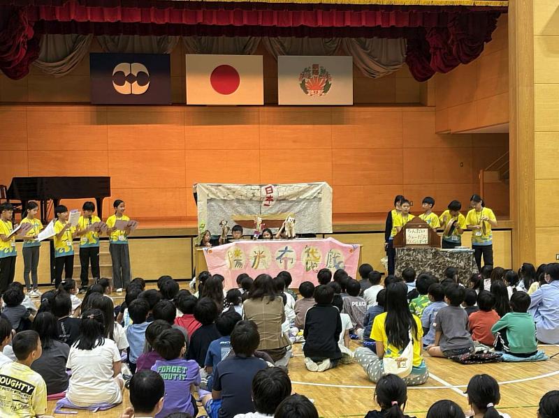 陽光國小表演結合臺日文化的手偶布袋戲