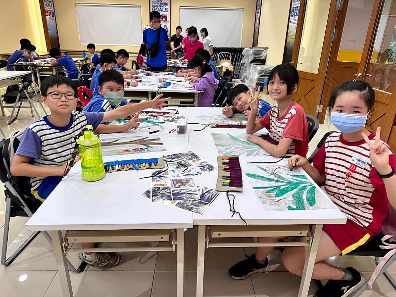 月桃故事館開設環境教育課程，讓國小高年級學生體驗「珍惜月桃」，透過臨摹畫學習月桃生態與文化。