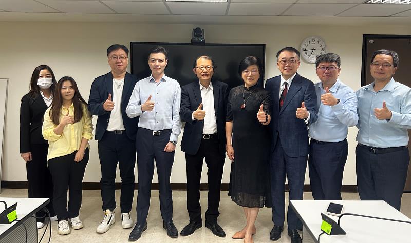 星展銀行（台灣）與星展企業工會協商達成共識，攜手共創良好勞資關係，中為勞動部勞動關係司司長王厚偉，右四為星展銀行（台灣）人力資源處處長朱麗文，左四為星展企業工會理事長廖重一