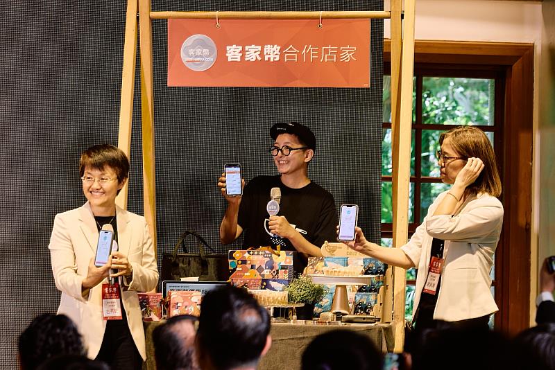 圖5 客委會古秀妃主委(左)與數發部主秘胡貝蒂(右)，親自示範客家幣的使用