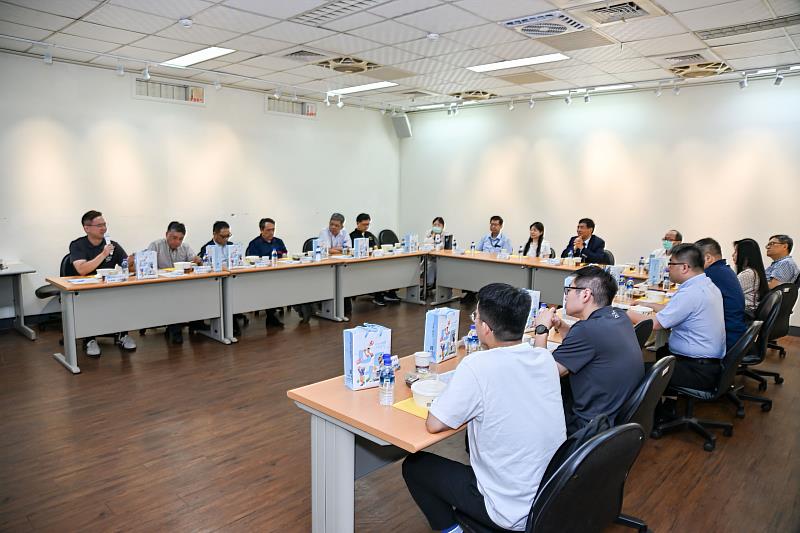 圖4  企業交流座談會中與會企業代表與學校教師進行充分交流