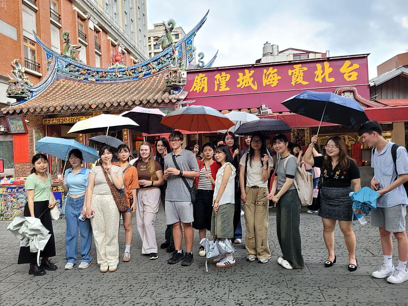 世新大學國際學生參訪霞海城隍廟，體驗求籤等台灣信仰文化。（世新大學提供）