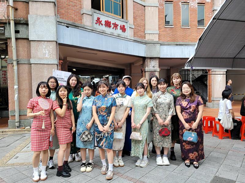世新大學國際學生穿旗袍遊大稻埕老街。（世新大學提供）
