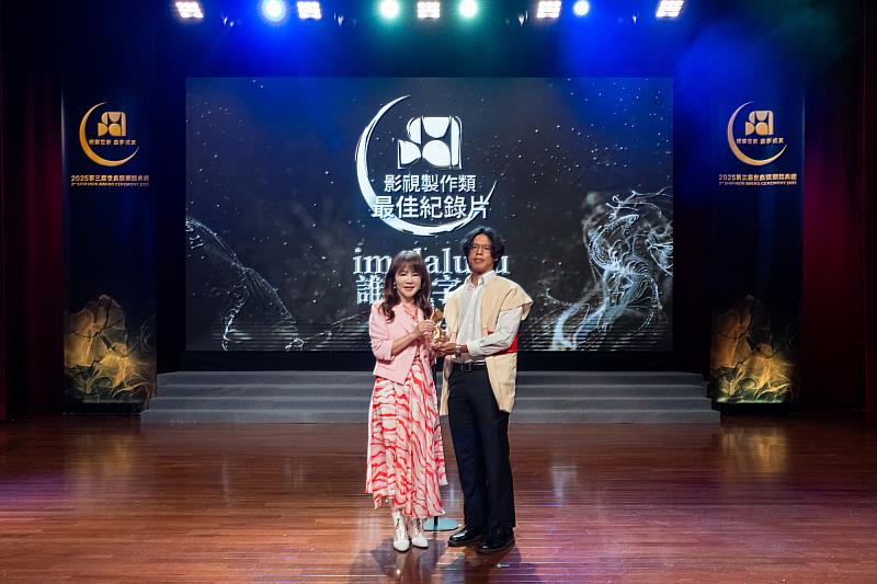 世新大學廣播電視電影學系碩士班創作組曾宇平Behuy Masao(右)獲得今年世鑫獎「最佳紀錄片」。(世新大學提供)
