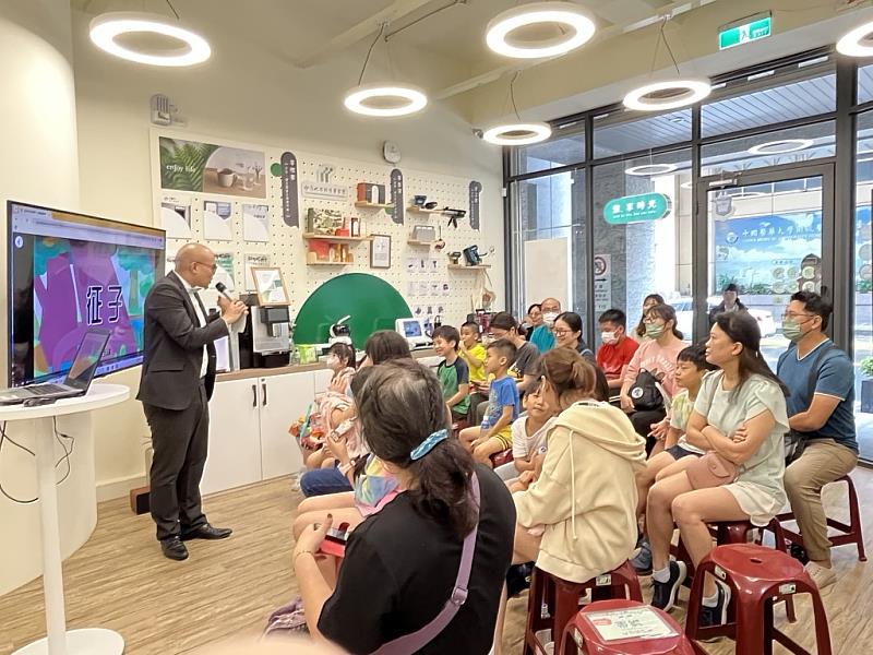 信義房屋內湖店與黑嘉嘉圍棋合作，邀請社區住戶同樂。