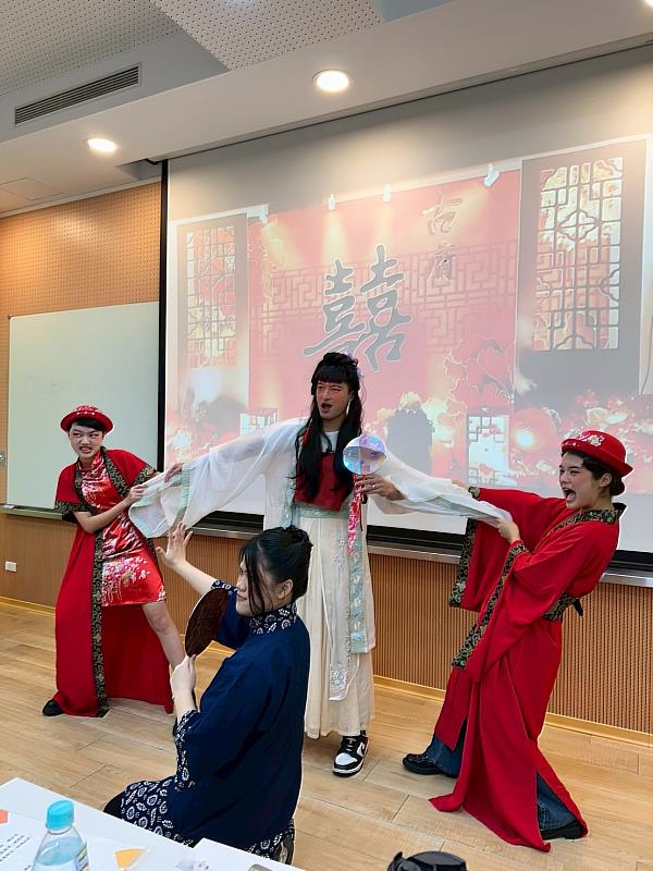 展演主題「真假新郎」發揮客語、台語、英語交融演出,創造出非常有趣又新穎的觀賞體驗,讓客家戲曲成為文化創新的舞台