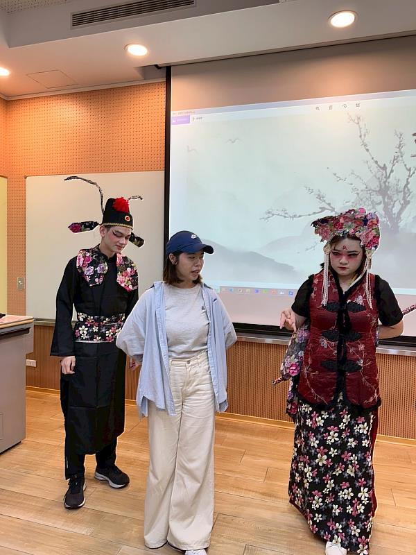 展演結束,邱孟姍老師(中)上台指導學生客家戲曲身段與手勢