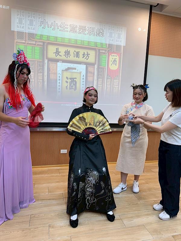 同學們發揮創意重新演繹客家經典戲曲「糶酒」，造型與妝扮均由學生設計完成，邱孟姍老師現場給予指導
