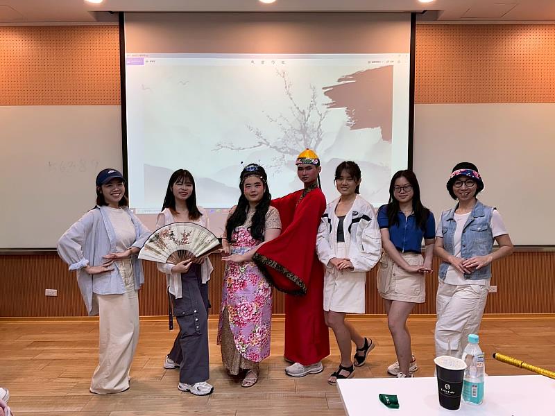 石美芳老師(右1)於展演當天邀請客家戲曲演員與研究者邱孟姍老師(左1)進行評量與指導。