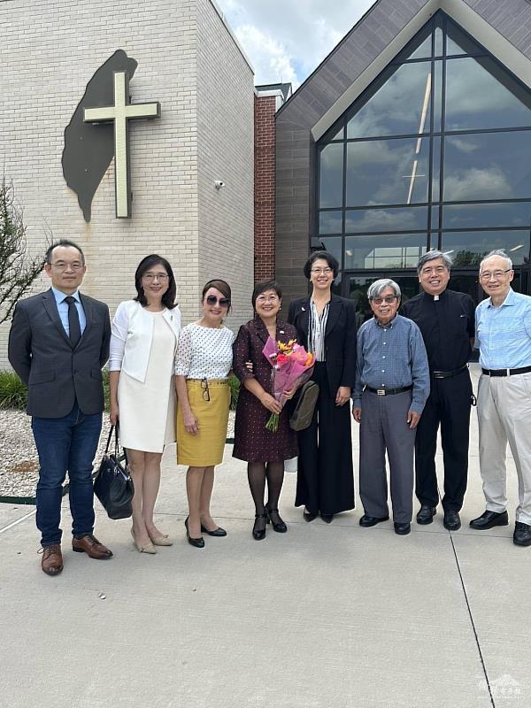 僑務委員會委員長徐佳青與駐處及僑領在美國德州達拉斯Plano -FCCD 台灣教會前合影