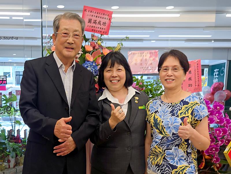 連企業總部都是張宜羚(圖中)團隊協助！曾董事長夫婦親自到場致詞，並祝賀加盟店20周年店慶。(永慶房產集團提供)
