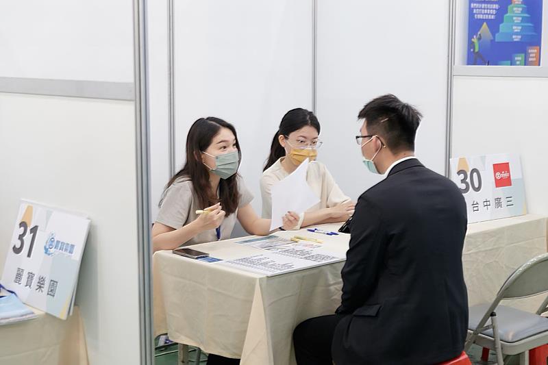 參加徵才的廠商對新鮮人釋出善意，高達73%的職缺免經驗。