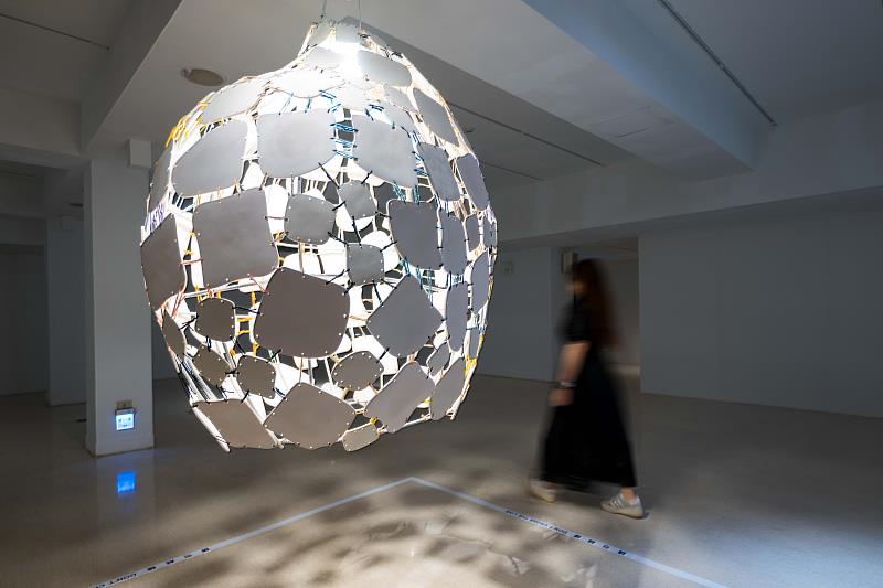 《慢》展區邀請工藝家現地創作，讓觀者體驗工藝的慢節奏與材料回應，體現「創作的速度可以快，感受的速度值得慢」之精神。