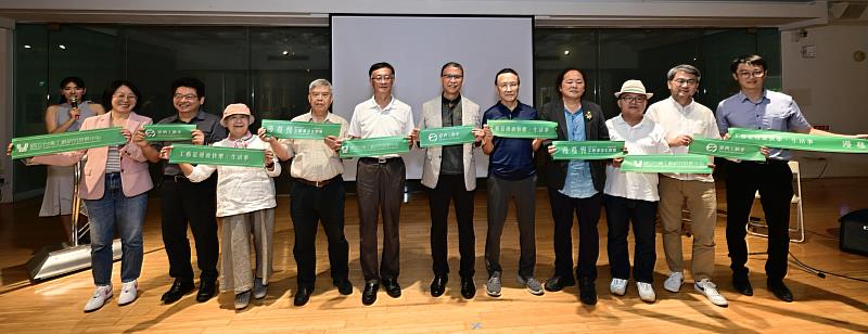 工藝中心主任陳殿禮(右6)、策展人王俠軍(右5)、臺灣工藝聯盟總會長葉志誠(右4)、臺灣工藝之家理事長謝嘉亨(右3)、農業部林業及自然保育署南投分署秘書秦思原(左5)、工藝所前所長翁徐得(左4)、新竹生活美學館館長葉于正(左2)等貴賓共同為展覽開幕剪綵並合影留念。