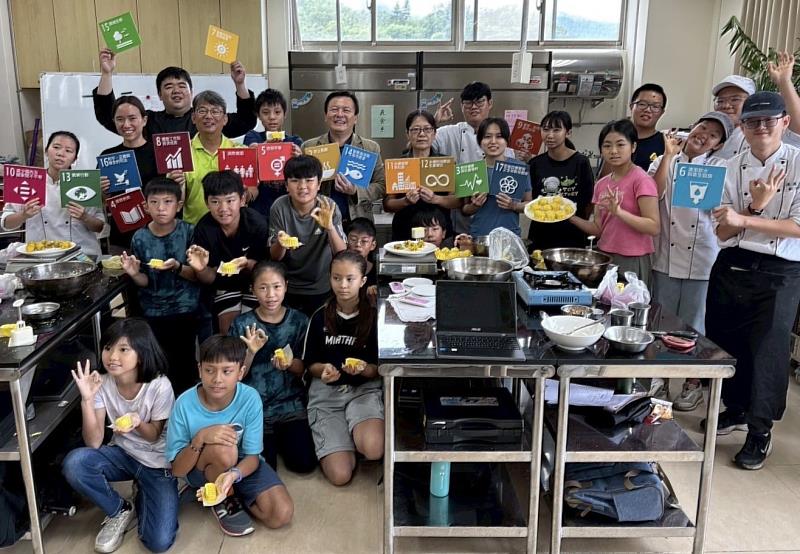 佛光大學「小廚師大永續」陪伴大溪國小師生在餐桌上學習超級食物以因應氣候變遷。