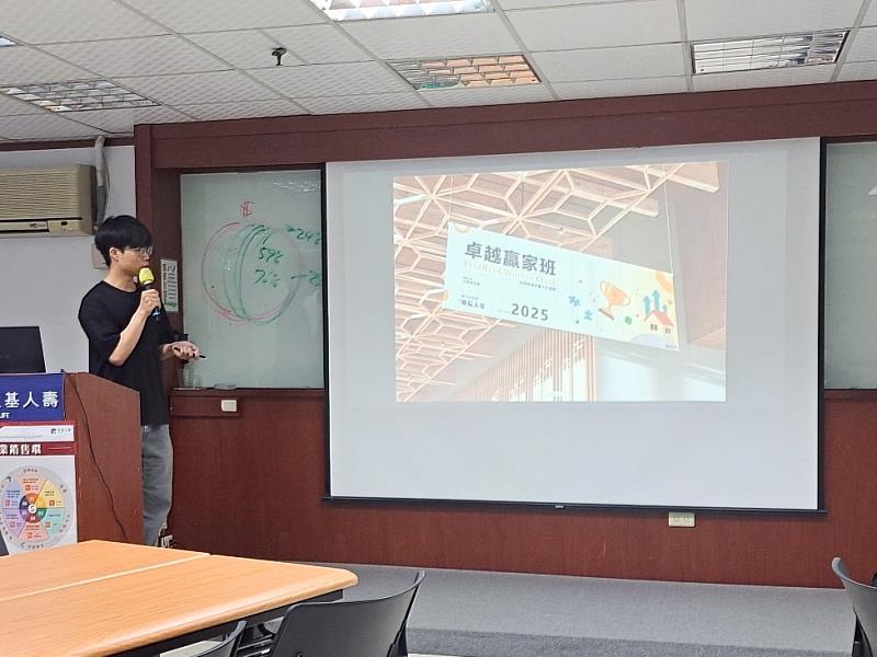 提案同學王柏程上台介紹視覺模擬