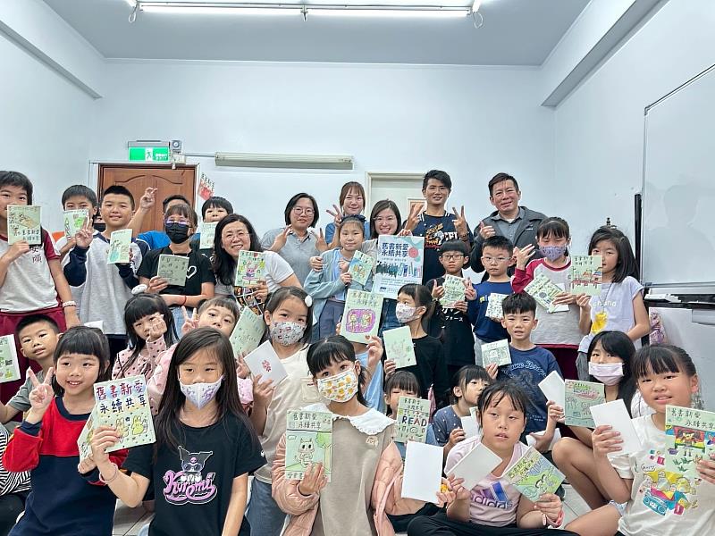 林瓊月與企管所師生一同舉辦「舊書新愛，永續共享」活動