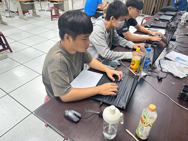 學生練習模擬軟體操作