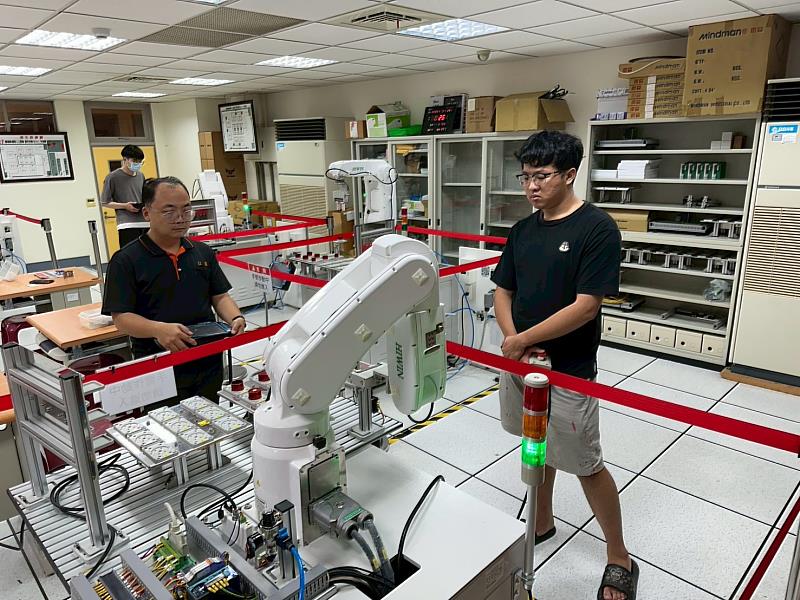 助教協助學生實機操作