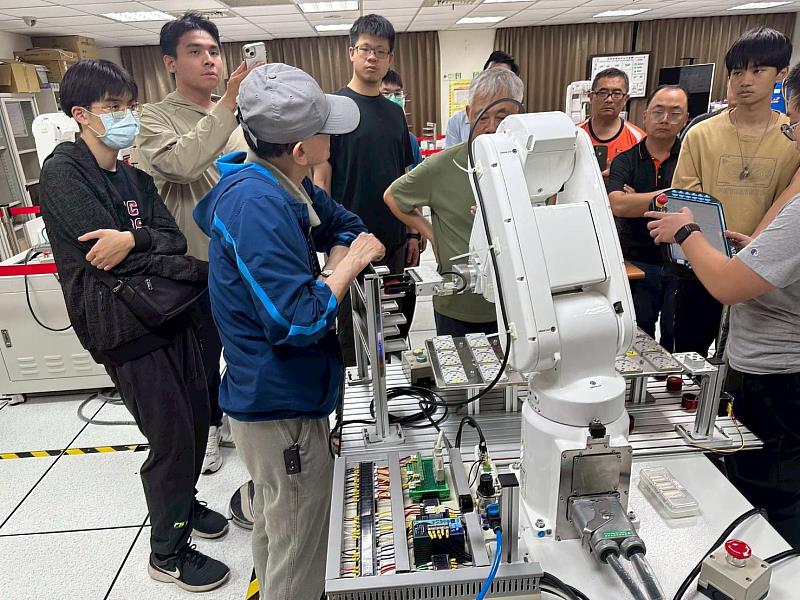 教師指導學生實機操作