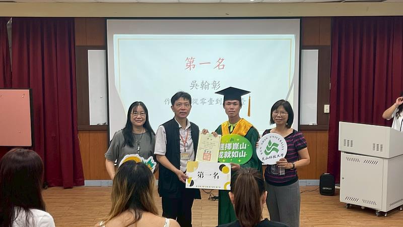 連續三屆得到嵐雲獎新詩創作肯定的企管所應屆畢業生吳翰彰(右2)與師長合影