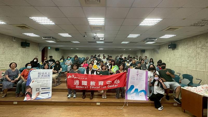 通識中心舉辦第51屆嵐雲文學獎暨職場英文新秀競賽頒獎典禮，全體合影