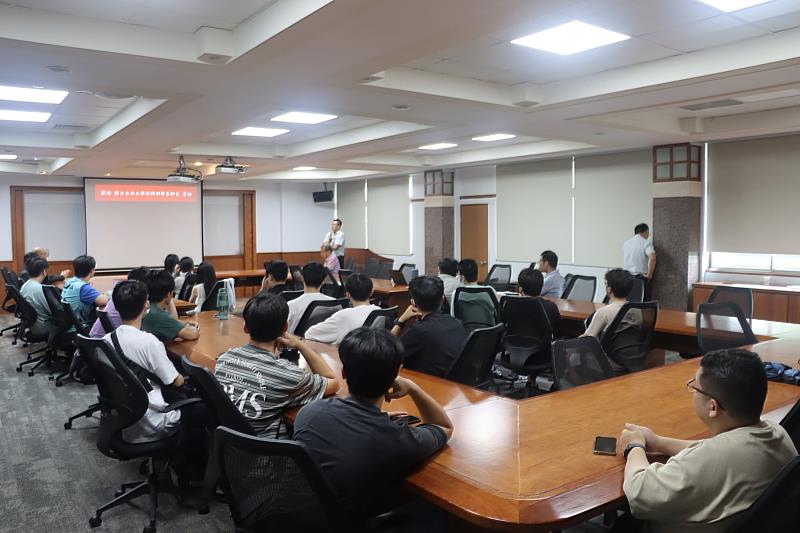 南大學生參訪研發實驗室與製程設備,實地認識長興材料以「研究與創新」為核心的經營理念