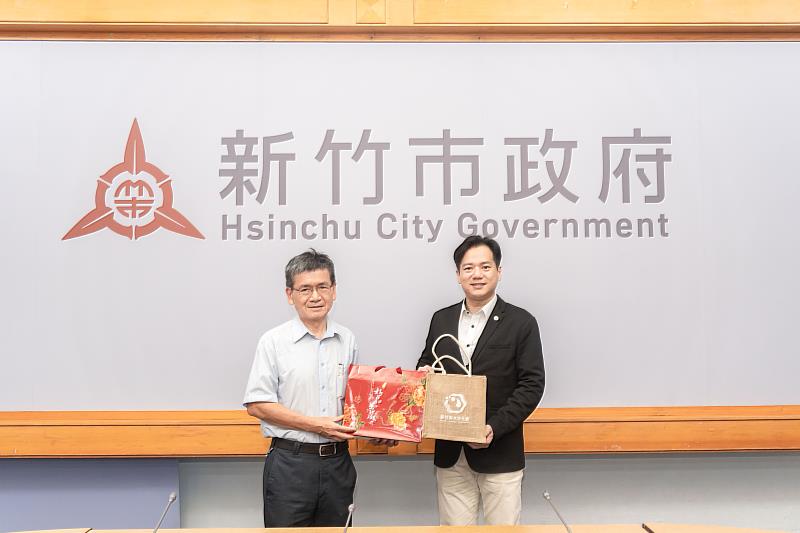 雙方致贈禮品。
