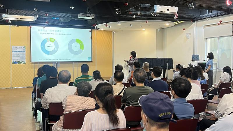 財團法人台灣尤努斯基金會董事長蔡慧玲介紹再生能源比例。