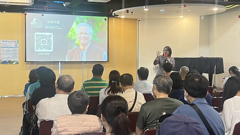 財團法人台灣尤努斯基金會董事長蔡慧玲邀請參與者共同支持台灣尤努斯基金會發展永續三零願景。