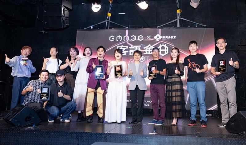 客家委員會舉辦客語金曲媒體餐敘，由古秀妃主委頒發金曲入圍獎座。