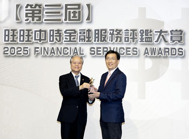 凱基證券榮獲2025旺旺中時金融服務評鑑大賞「創新平台獎」，由電子商務部主管鄭嘉慶代表領獎（右）、金融研訓院董事長雷仲達頒獎。