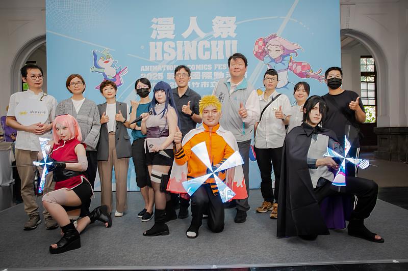 代理市長邱臣遠率領COSER一起進行啟動儀式。