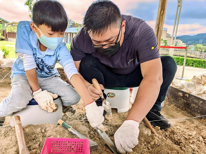 十三行博物館與成功大學考古學研究所聯手舉辦「仁里考古遺址考古體驗親子營」,帶領親子親身體驗考古發掘完整流程。