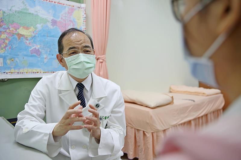 花蓮慈濟醫院家庭醫學部葉日弌主任說，高濕度及高溫的狀況下，就可能產生熱傷害，若室內濕度高、空氣不流通，使得人體的散熱機制受到影響，導致體內無法有效散熱，人體感溫度會比實際溫度更高，使熱指數增加。
