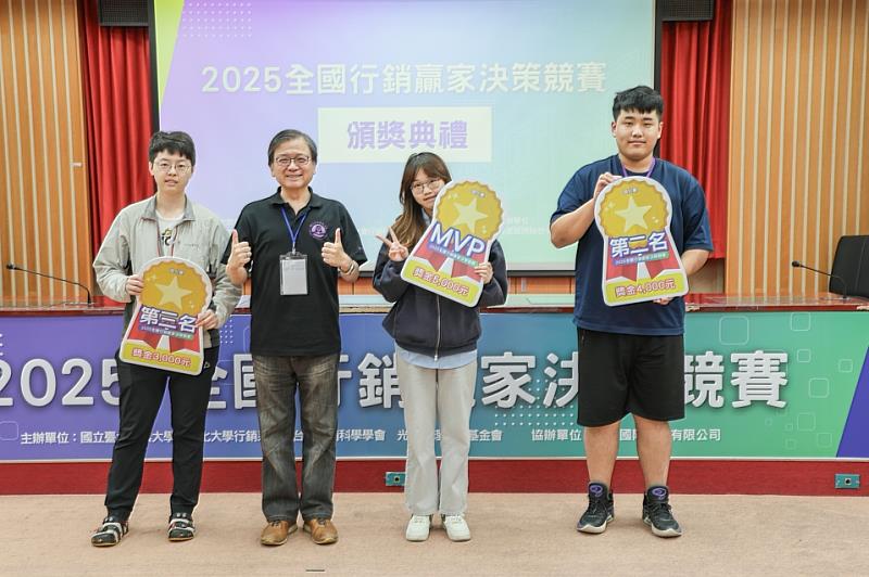 開南大學陳宜坊同學、開南大學謝宏責同學、北商大周羽環同學分別榮獲個人賽前3名。