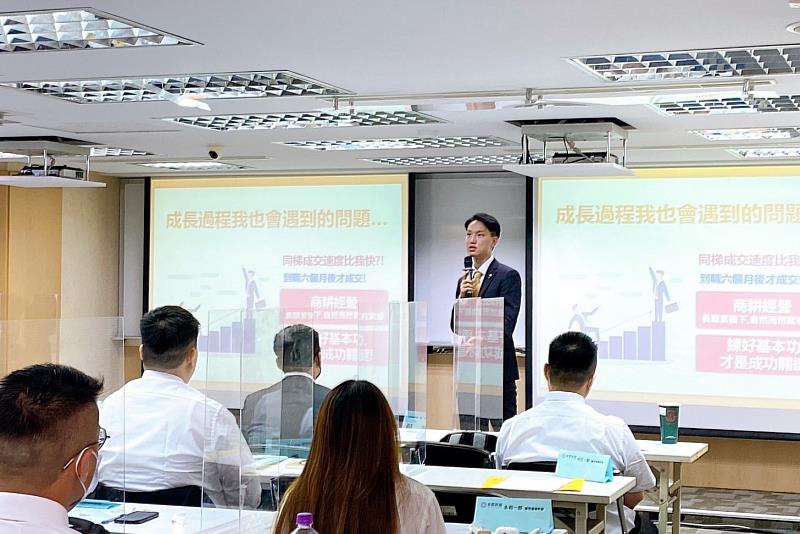 成為專業經紀人員的張琮閔也樂於提攜新進後輩，將實務經驗分享出去。
