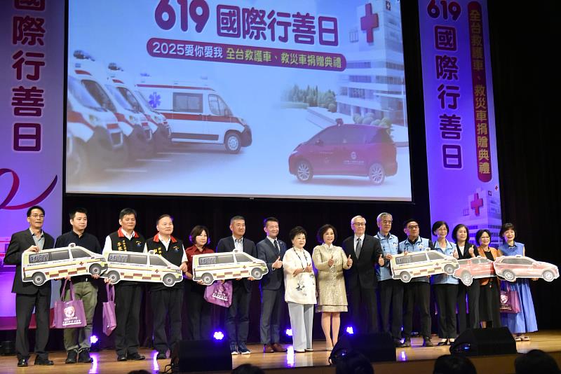 世華總會長林淑敏、張良民等貴賓與受贈單位代表合影