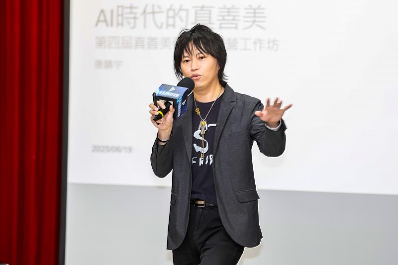 東森新媒體資深記者唐鎮宇就分組競賽的規則進行說明,並揭曉競賽題目和評分標準(中華文化推廣協會提供)