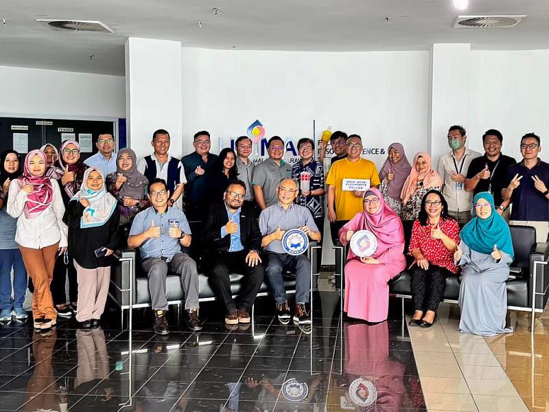 應用化學系USR團隊聚焦農業安全,與馬來西亞砂拉越大學 (UNIMAS)針對性費洛蒙防治技術及農業廢棄物再利用研究展開國際USR交流合作。