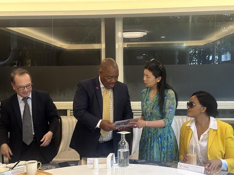 史瓦帝尼王國駐台大使蒙西比（左二）參訪世新大學，由國際事務中心主任鄧婷婷（右二）熱情接待。（世新大學提供）