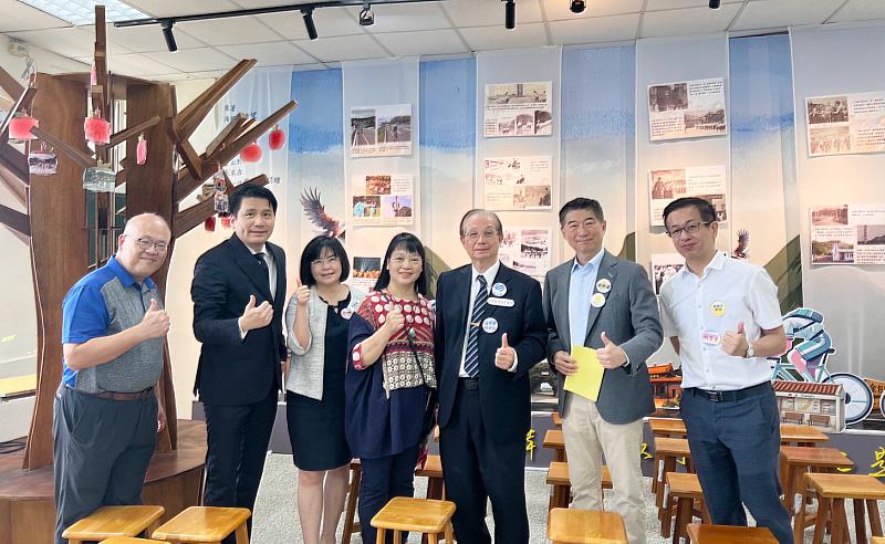文化大學公私協力打造新北市萬里國中校史室暨永續教育基地開幕貴賓合影，由右至左依序為: 文化大學教育與學習科技學系陳盈宏老師、懷世代公益平台陳炳甫執行長、臺灣教育大學聯合系統吳清基總校長、新北市萬里國中馮麗慧校長、新北市金山高中陳玉桂校長、文化大學永續創新學院方元沂院長、新北市野柳國小邱華璋校長。