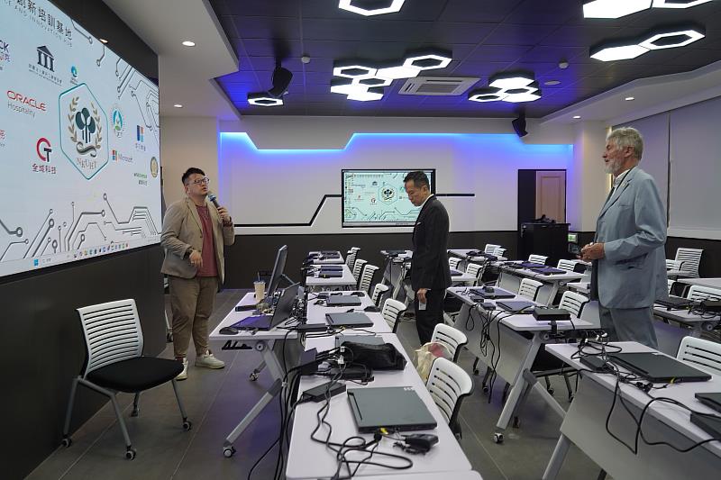 對於高餐大AI教學場域大表讚賞