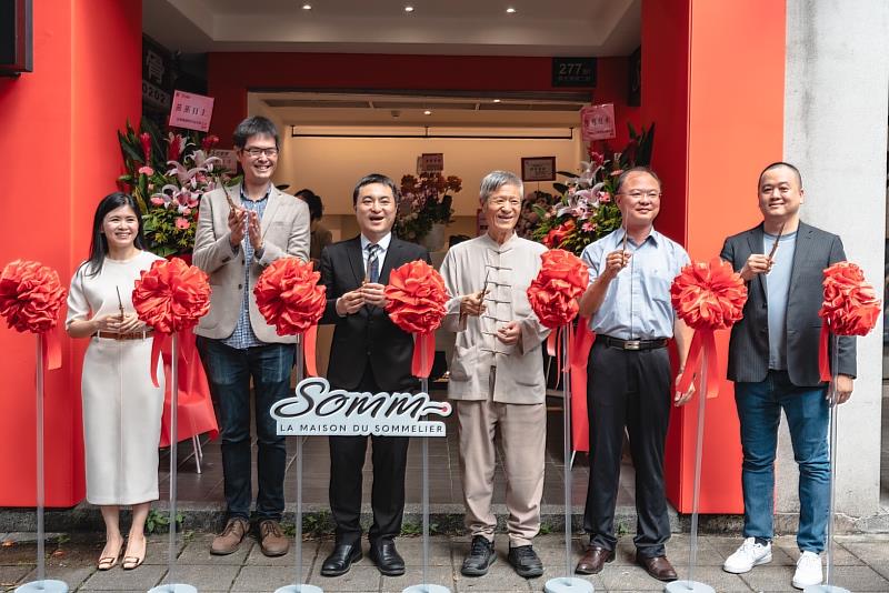開平餐飲附屬飲品專業場域「SOMM」正式開幕，由國際品水師協會大中華區代表吳侑諭（左起）、台灣侍酒師協會首席顧問蕭希辰、開平餐飲學校校務主委夏豪均、開平餐飲學校創辦人夏惠汶、農業部茶及飲料作物改良場場長蘇宗振、蔦酒藏國際貿易有限公司負責人杜彥霆進行剪綵儀式。開平餐飲學校/提供