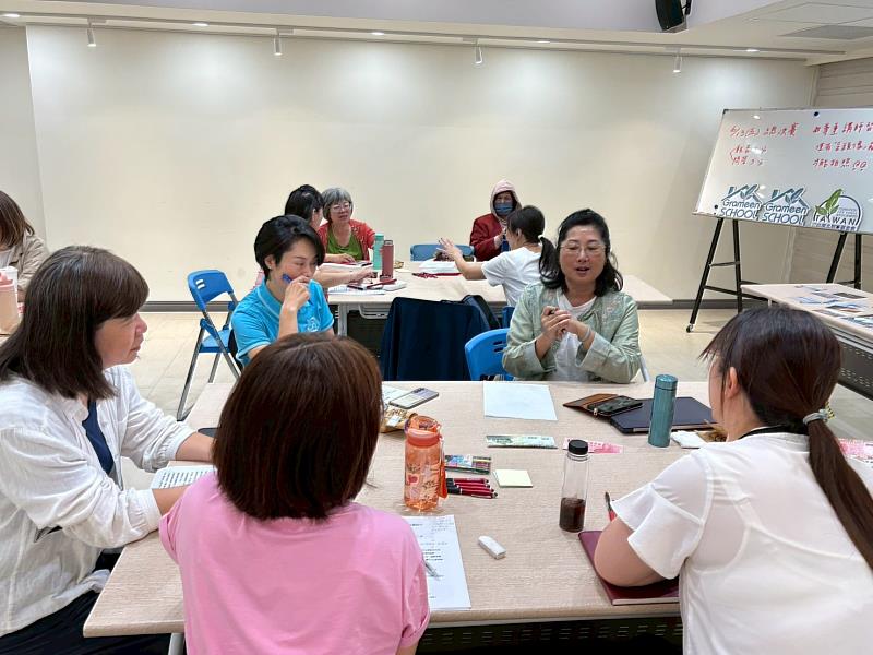 樂齡創業家競賽過程中，台灣尤努斯基金會協助參賽者組成五人小組共同學習創業計畫書撰寫、口語表達能力。