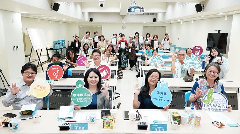 樂齡創業家競賽參賽者、台灣尤努斯基金會董事長(前排右一)、天使創業投資股份有限公司共同創辦人汪君珆(前排右二)、淡江大學管理科學學系助理教授曾紫嵐(前排左二)、創識智庫國際有限公司執行長陳政廷(前排左一)。